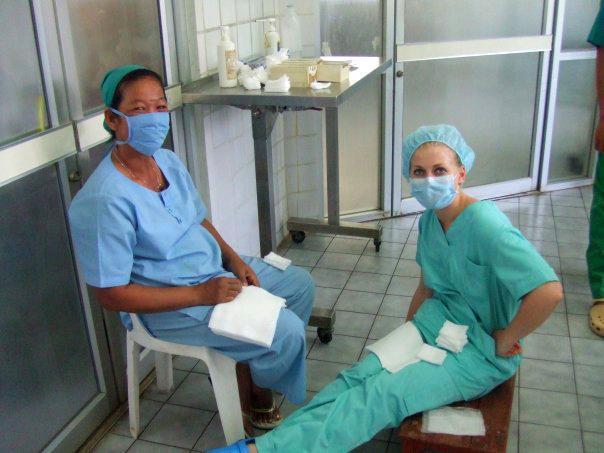 Personal local de un hospital en Camboya posando para una foto con una médico pasante. Pasante de medicina conversando con personal local.
